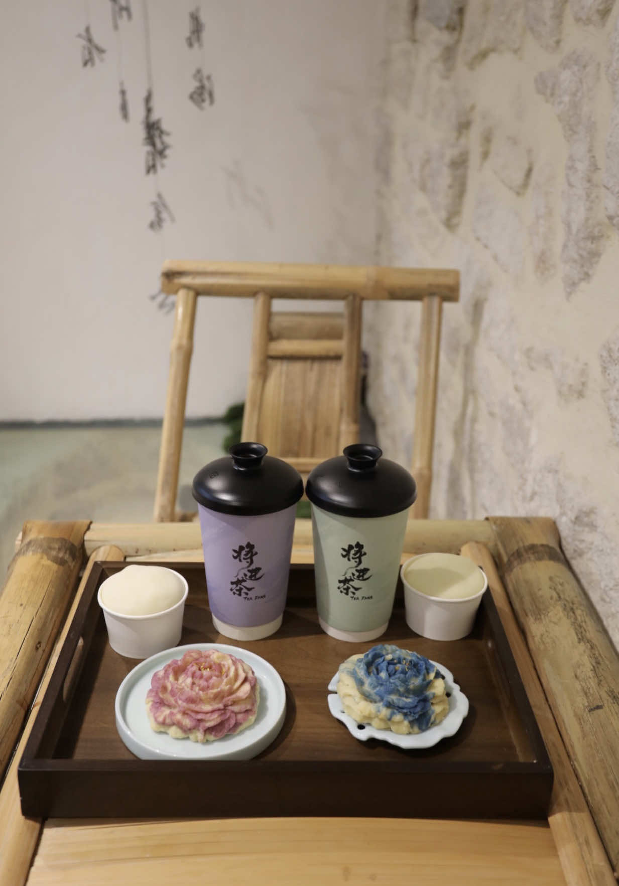 Tu cherches un salon de thé chinois à Paris ? TEA FANS 🧋 Salon de thé chinois à Paris 📍 21 Rue du Faubourg Montmartre Paris 9 🧾 À la carte, boissons dès 5,5€ 🛵 Sur place & à emporter 🕘 Ouvert tous les jours sauf le dimanche 🌿 Alternatives végétariennes Ce qu’on a mangé : Desserts : - Mochi glacé maison vanille - 4€ - Mochi glacé maison jasmin - 4€ - Gâteau floral traditionnel ananas - 5,9€ - Gâteau floral traditionnel taro - 5,9 Boissons : - Thé oolong miel orchidée - 6€ - Thé oolong pêche - 6€ 📝 Tu cherches un salon de thé chinois à Paris ? Chez Tea Fans, tout est calme, raffiné et plein de saveurs. Entre thés parfumés et douceurs sucrées traditionnelles comme les mochis ou les gâteaux maison, c’est le spot parfait pour une vraie pause gourmande. Un lieu qui te transporte ailleurs, en plein cœur du 9ème.  @teafans.fr  🏷️ Salon de thé Paris, Salon de thé chinois Paris, Thé chinois, Bubble Tea, Mochi, Gâteau traditionnel chinois, Goûter à Paris, Spot sucré à Paris, Où manger à Paris, Bonne adresse Paris, Adresse food Paris, Sortir à Paris #teatime #parisfood #parisguide #bonneadresseparis  Découvre mes adresses coup de cœur et mes bons plans food à Paris et en Ile de France sur @discoverwithceline 🤍 Invitation - Repas offert  Toutes les invitations ne sont pas publiées : je ne partage que les adresses que j’ai aimées.