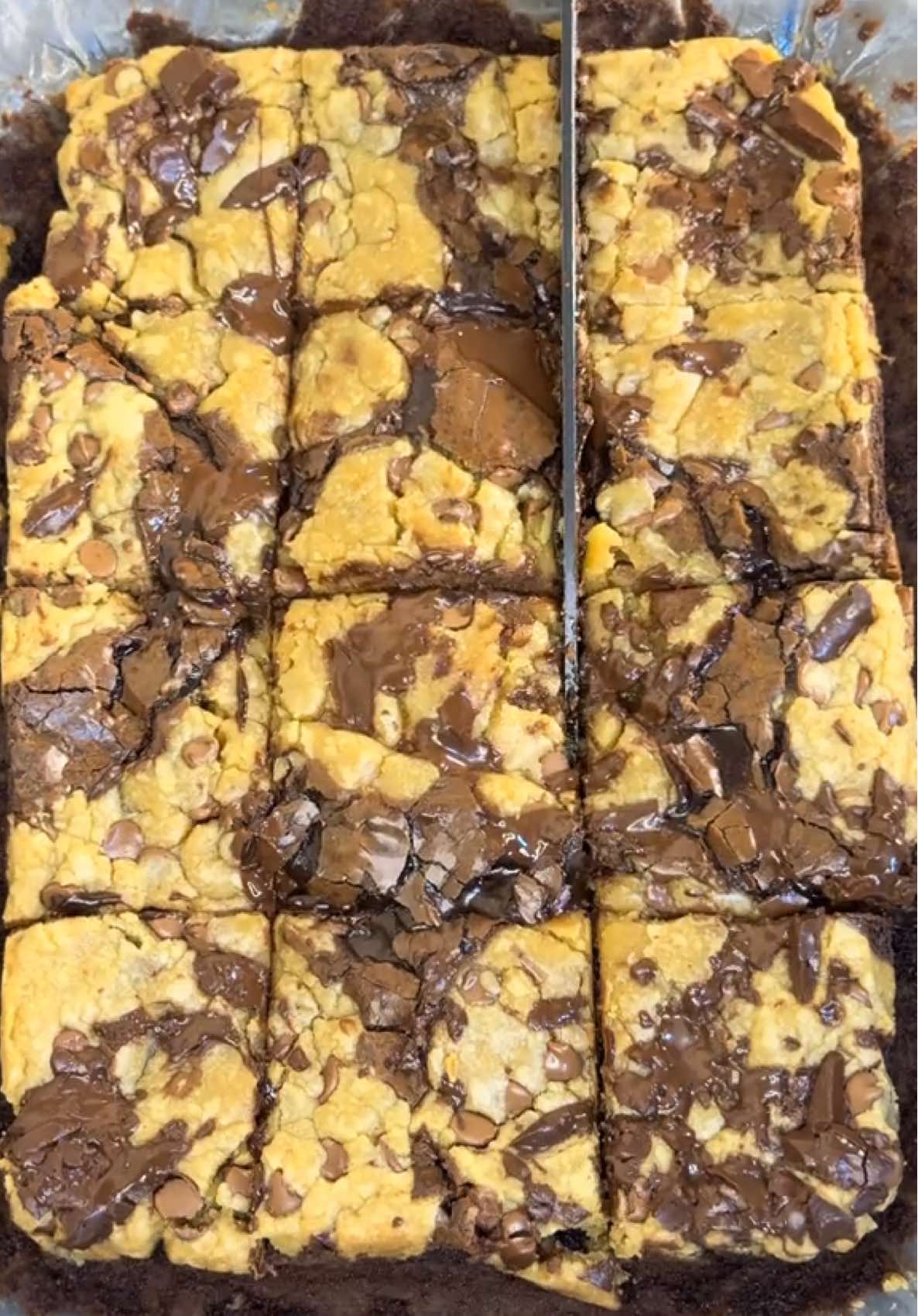 Brookie  Brownie: 3 ovos  280g de açúcar refinado  150g de manteiga  150g de chocolate derretido (usei o meio amargo) 70g de chocolate em pó 50% 150g de farinha de trigo  Cookie: 115g de manteiga  70g de açúcar refinado  80g de açúcar mascavo 1 ovo  220g de farinha de trigo (colocar aos poucos, as vezes vai mais ou menos) 1 colher de chá de fermento em pó 220g de gotas de chocolate  50g de lascas de chocolate Forno pré aquecido a 160°C por 35 minutos ou 180°C por 25 minutos  #receitas #brownie #cookie #brookie