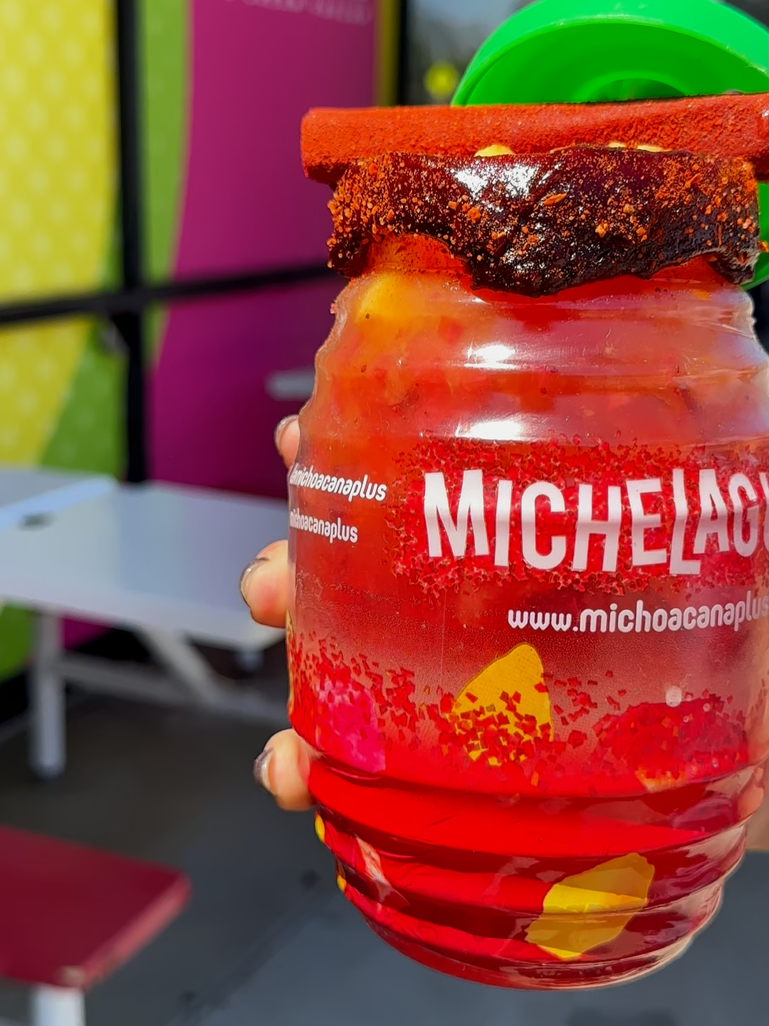 ¿Tú también conoces a alguien que siempre dice “ya no comas tanto”? 😂 Mándale este video pa’ que vea lo que hacemos con su Michelagua cuando se arrepiente 🤭🍓 • • • #LaMichoacanaPlus #MichelAgua #humor #parejas #antojitos #usa