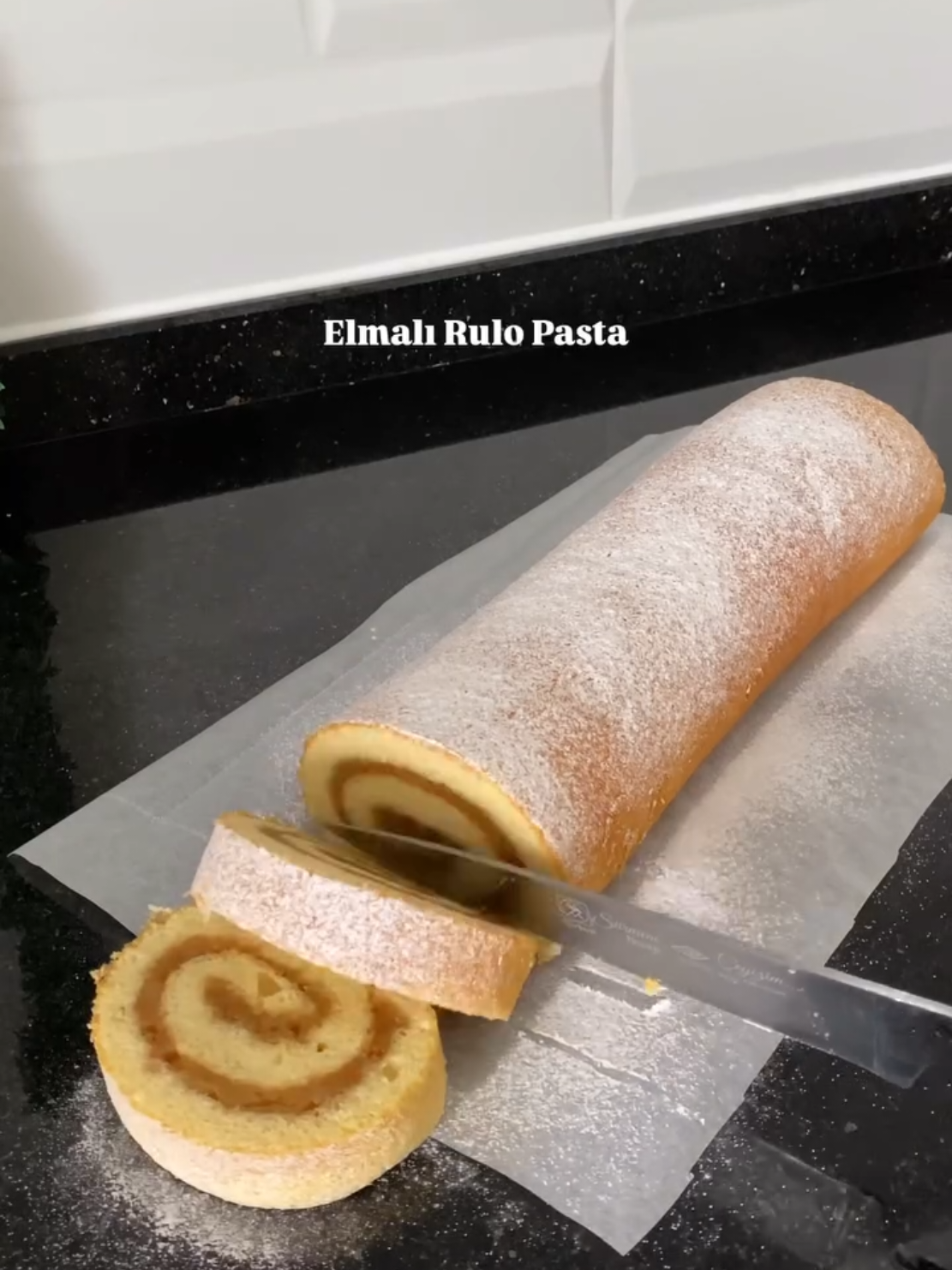 Elmalı Rulo Pasta 6 elma 2 yemek kaşığı şeker 1 tatlı kaşığı tarçın Keki için; 3 yumurta 1 su bardağı şeker 1 çay bardağı süt 1 paket kabartma tozu 1 paket vanilya 1,5 su bardağı un Yapılışı; Elmaları rendeleyelim. Rendelediğimiz elmalari tavaya alıp üzerine iki yemek kaşığı şekeri ilave edelim. Suyunu çekene kadar kavuralım. Tarçını ekleyip ocağın altını kapatalım. Keki için; Yumurta ve şekeri beyazlaşıncaya kadar güzelce çırpalım. Ardından bir çay bardağı sütü ekleyelim ve karıştıralım.Un, kabartma tozu ve vanilyayı ekleyip çırpalım. Yağlı kağıt serdiğimiz tepsiye önce elmalı harcı güzelce yayalım. Ardından kek harcımızı üzerine döküp eşit şekilde yayalım. 180°'de üzeri kızarana kadar pişirelim. (yaklaşık 15 dakika) Fırından çıkardığımız keki bir tepsi yardımıyla ters çevirelim. Pişen keki soğumadan saralım. Keki sararken sakın dokunmayın sadece yağlı kağıt ile dokunun yoksa elinize yapışır. Tamamen soğuyan kekimizin üzerine pudra şekeri serpip servis edebilirsiniz.#keşfetbeniöneçıkar #kesfet 