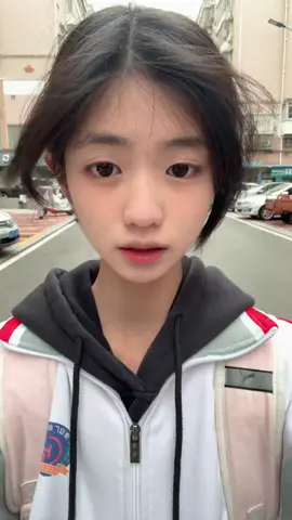 马上考完了。  #DOU很好 #女高 #08 #巨蟹 #去上学