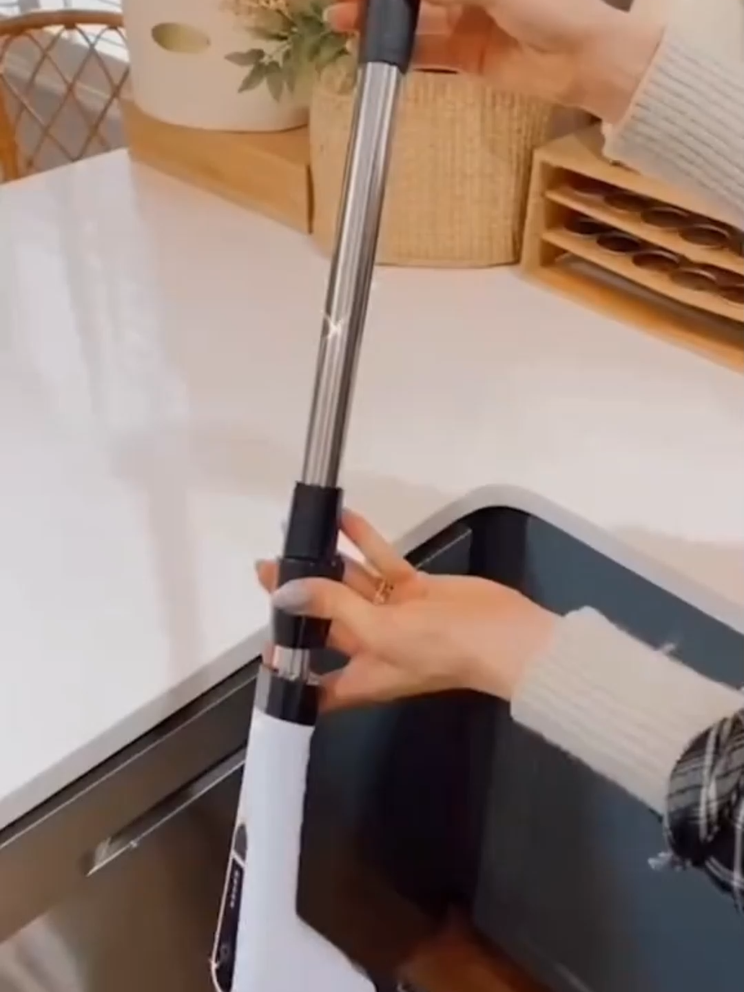 Esfregão Elétrico 9 em 1 Sem Fio 🔋 Limpeza Pesada e Sem Esforço! ✨ Chega de se cansar na faxina! O Esfregão Elétrico 9 em 1 Sem Fio é recarregável, leve e super potente. Ideal pra limpar banheiro, cozinha, pisos, azulejos e cantinhos difíceis — tudo isso sem esforço! 9 escovas e extensões diferentes Rotação 360° que remove até sujeiras pesadas Bateria de longa duração e sem fio 💬 Comenta “EU QUERO” que eu te envio o link! #EsfregãoElétrico #LimpezaPesada #CasaOrganizada #FaxinaPrática #Promoção #LimpezaFácil