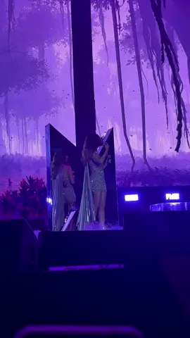 Holding back tears sepanjang lagu. Bukan cuma karena artinya, tapi this was the very first song from @Nancy Ajram yang gue denger pas umur 9 tahun. And now… I finally got to hear it live 😭🥹🥹 #nancyajram #nancyajramliveinjakarta #jakarta #nancyajrammusic 