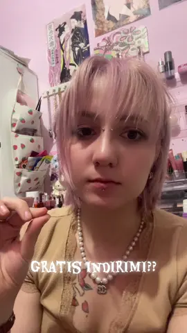 Arkadaşlar acaba biz toplum olarka tatmin edemediğimiz yaşayamadığımız bazı duyguları tamamen alışverişe ve indirime yönlendirmiş olabilir miyiz (sağlıksız bir şekilde) gratis normalde de yüzde 60-70 indirime giriyor zaten, 75 olunca onlineda sabahın erken saatlerinde bile ihtiyacım olan HİÇBİR şeyi alamadım, ihtiyaç başka, açgözlülük başka, içeri gitip saatlerce sıra bekleyip asla ihtiyacınız olmayacak şeyleri bir sürü bir sürü alıp zaten evde var olan stoklarınızın yanınıza eklemeniz bambaşka. Bence psikolojisi ve ekonomisi bozuk bir ğlke olarak bunun tedavisini indirimde arıyoruz ama maalesef değil. 