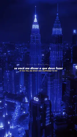 Em “I Don't Know What To Do”, Tiko's Groove transforma a incerteza amorosa em um refrão marcante e dançante, típico das músicas eletrônicas que fizeram sucesso nas pistas no início dos anos 2010. A repetição da frase “I don't know what to do” (“Eu não sei o que fazer”) não só evidencia a confusão do narrador, mas também torna o sentimento de dúvida acessível e contagiante, o que explica a popularidade da faixa em clubes e sua inclusão na trilha sonora de “Insensato Coração”. #electronicmusic #2000s #tradução #foryou #foryoupage 