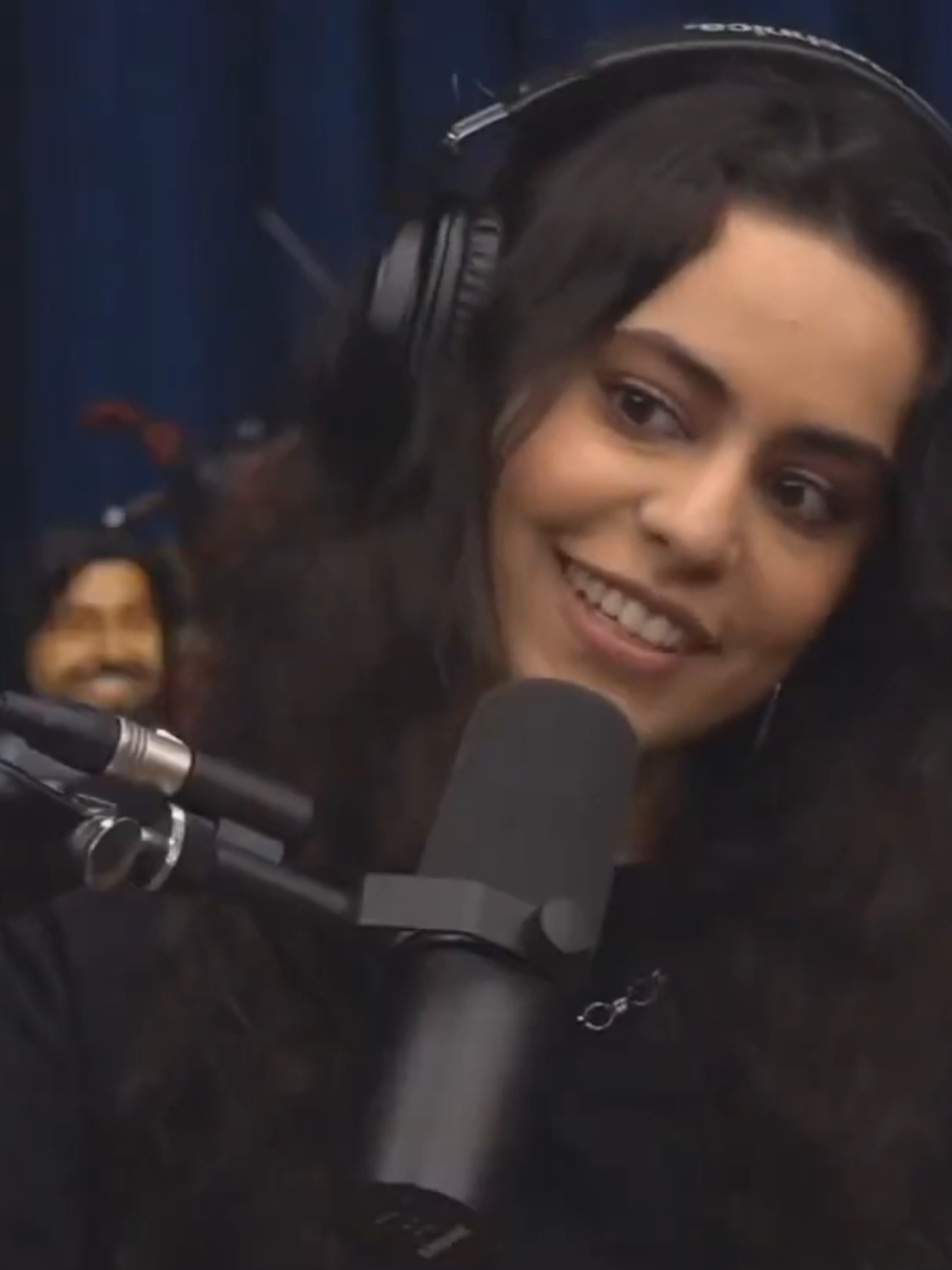 Kim leva fora da Yasmin #stopcryingyourheartout #Oasis #kimkataguiri #yasmin #venuspodecast