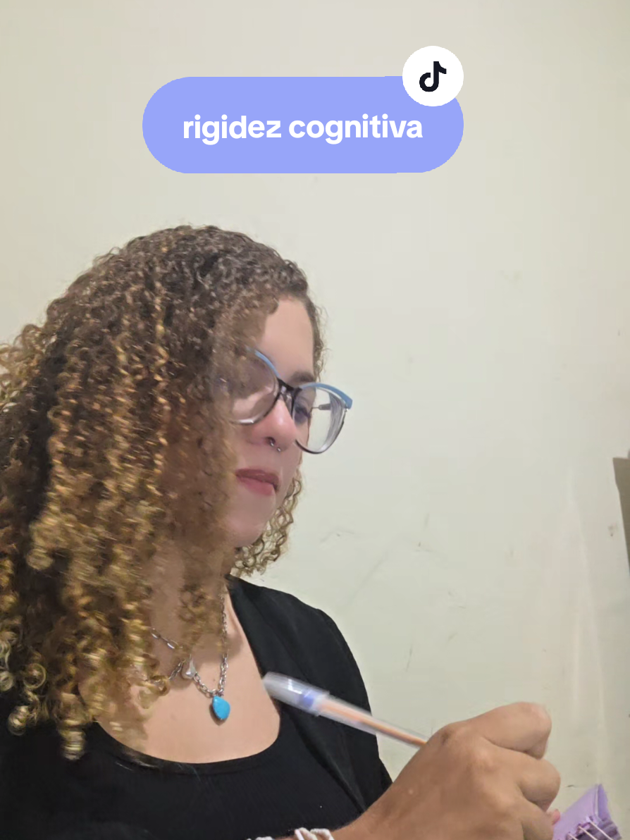 acontece isso com você por aí? 😅  📚 O nome disso é rigidez cognitiva, a dificuldade de uma pessoa em mudar a forma de pensar, interpretar ou reagir diante de novas situações. Em outras palavras, é quando alguém fica preso a um único jeito de ver o mundo — mesmo quando as circunstâncias mudam ou há evidências de que outra forma de pensar seria mais útil. Isso costuma gerar sofrimento, ansiedade ou dificuldades na tomada de decisão e na adaptação. #saúdemental #terapiaonline #autoconhecimento #psicologia 