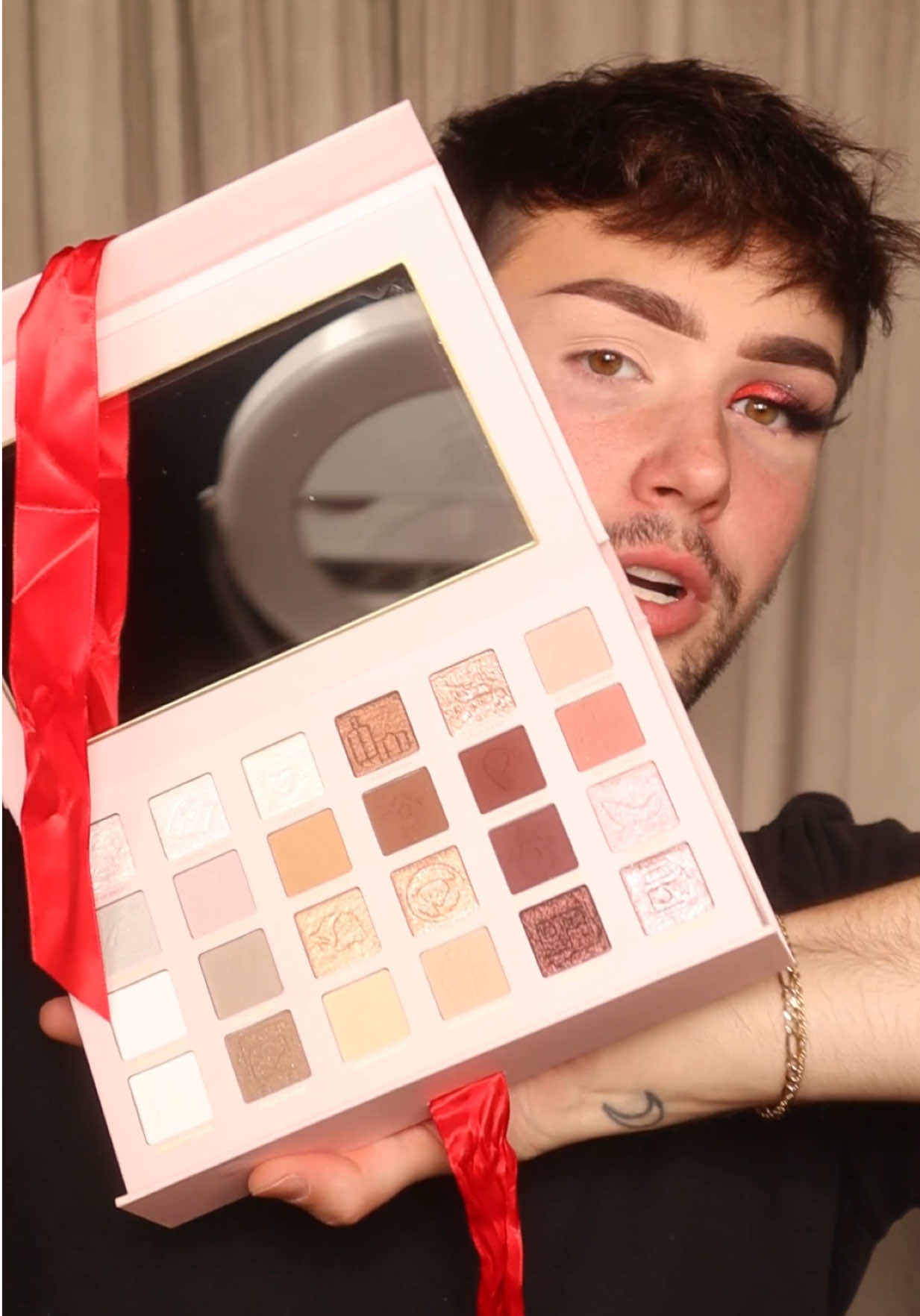 part of using the @PLOUISE 2025 christmas advent calendar!!! getting me in the holiday spirit 🎄🎅🏼🌲 #plouisemakeup #plouiseadventcalendar #christmasmakeup #holidaymakeup #makeuptutorial 