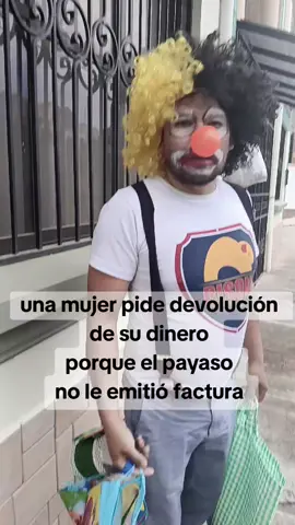 mujer reclama a un payaso 