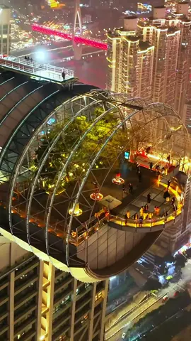 Dám thử thách giới hạn của nhịp tim không? 💥💫 Khoang thám hiểm Raffles Chongqing đang chờ bạn bước vào hành trình “đi bộ giữa mây trời” — trên tòa cao ốc nằm ngang độc nhất, nơi bạn có thể lơ lửng giữa không trung và nhìn xuống thành phố 8D kỳ ảo bên dưới! 🌆🌉 Ngồi trên xích đu ngắm sông đầu tiên của Tây Nam Trung Quốc, cảm nhận gió sông quấn lấy ánh đèn đô thị, mỗi giây trôi qua đều là sự va chạm giữa dũng cảm và vẻ đẹp choáng ngợp…🌙🌃 #KháchDuLịchNướcNgoàiNgỡNgàngTrướcĐêmTrùngKhánh #TrùngKhánhCyber #ĐêmTrùngKhánh #ThiênĐườngGiữaMây #GợiÝDuLịch 💫🏙️