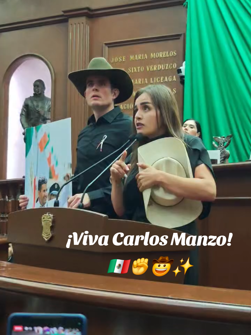 #VIVACARLOSMANZO #JUSTICIA 🇲🇽✊️🤠🔴🙌 🗣️🔴 «México, Michoacán y Uruapan tienen que cambiar»: Grecia Quiroz rinde protesta como nueva alcaldesa a días del asesinato de su esposo, Carlos Manzo. “Apagaron su vida, pero jamás lo callarán, sigamos firmes como él nos lo decía. No decaigamos”, dijo en su discurso. ✊️🤠🇲🇽 #CARLOSMANZO