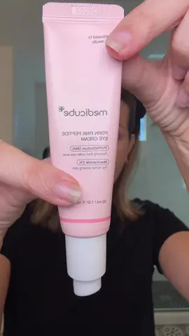 Put the good stuff in her stocking this year! Or you know, your own if that’s how it works in your house 😉 #eyecream #pdrn #womenover30 #stockingstuffersforher #undereyebags @medicube global 