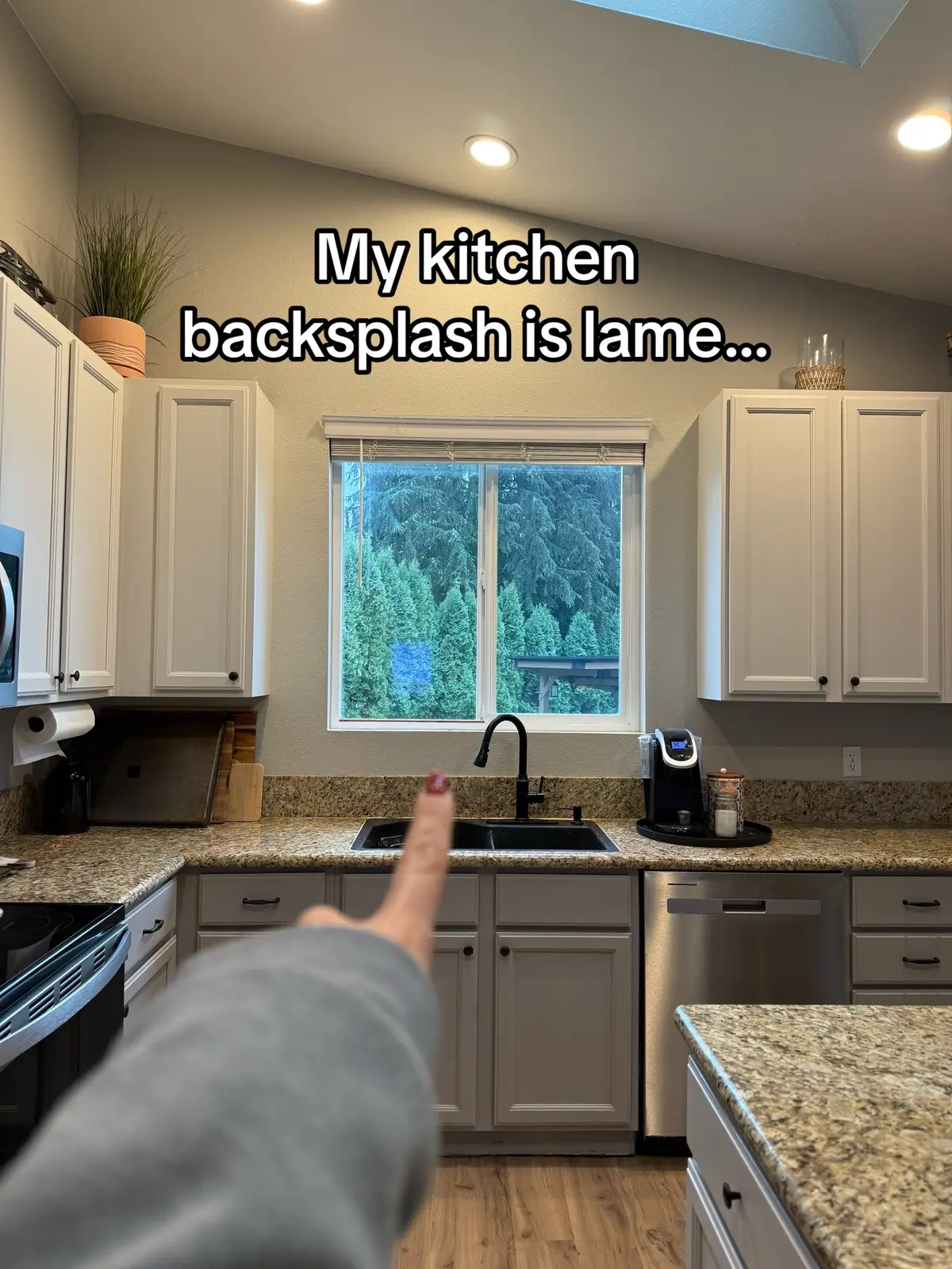 The real eyesore in this kitchen is the countertop but that’s not going anywhere anytime soon 😆 sooooo what if we changed up the backsplash??? 