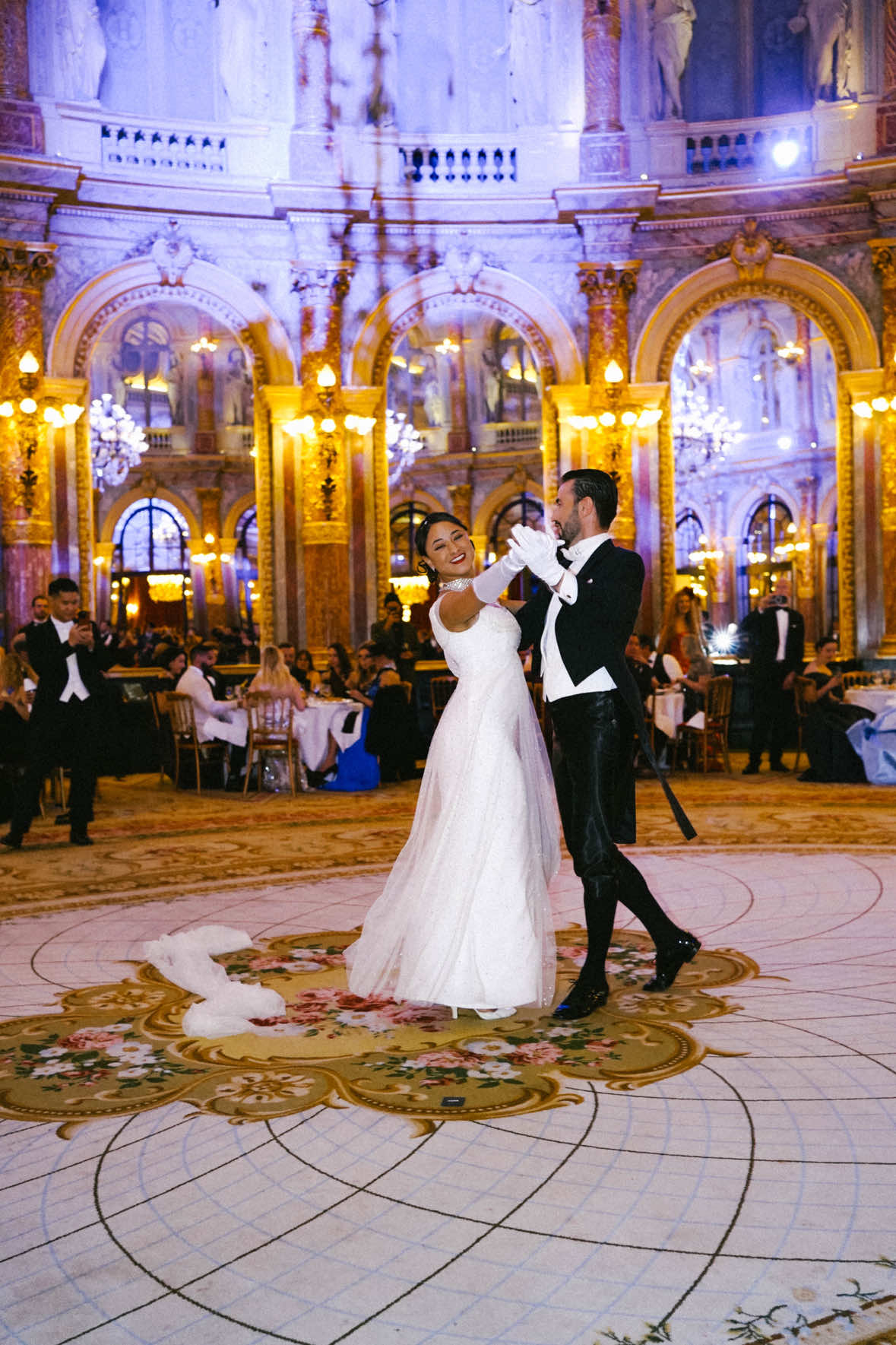 🎬 Le Bal du 7e Art - Là où la danse devient cinéma, et Paris un décor éternel ✨💃🏻✨ Sous le plafond doré du salon Opéra, le temps semblait suspendu ✨ Les lustres scintillaient comme des étoiles tombées du ciel, et les dorures racontaient des siècles d’élégance parisienne✨🌹✨ Puis la musique s’est élevée… Le temps de quelques valses, cette danse, reine des grands bals, a fait tourbillonner les rêves avec une grâce étincelante ✨💃🏻✨ ✨👸🏻✨ @Sarahchloeb - Avec une sublime robe crée par @Atelier Juliette Lamy  💃🏻 @maevabarlier  🎶 Bal du 7 Eme Art ✨✨ Merci @poultier_du_mesnil et au @cercledefrance pour cet incroyable bal 😍 👑 Team valse ✨ ✨🙏🏻✨ @dariadavidoff @xinxinvibes @nataliakrassikova  🏛️ : @icparislegrand  Animation du bal par @carnetdebals  #waltz #valse #ballroom #ballroomdance #dance       
