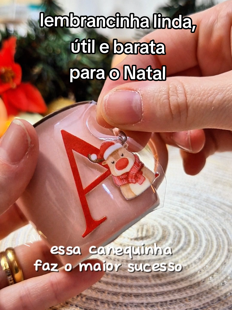 Mais uma dica de lembrancinha que não sai tão caro e você pode fazer em casa, seja para dar de presente ou para ter uma renda extra nesse Natal. As canequinhas são a opção perfeita e que com certeza fazem maior sucesso em todas as ocasiões.  você compra as iniciais em nosso site Www.kikadesign.com.br  Aguardo seu pedido heim beijinhos  ju #rendaextra #facavocemesmo #dtf #natal #personalizados 