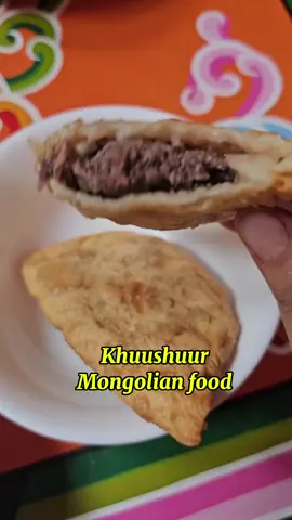 If Mongolia had one flavor — it would be Khuushuur 🥟✨ Crispy on the outside, juicy on the inside — it’s more than just food. It’s the taste of summer Naadam festivals, family laughter around the fire, and the warm aroma that fills every nomadic home. 🇲🇳🔥 Have you ever tried Mongolian khuushuur? #MongolianFood #Khuushuur #TasteOfMongolia #NomadicLife #MongolianCuisine 