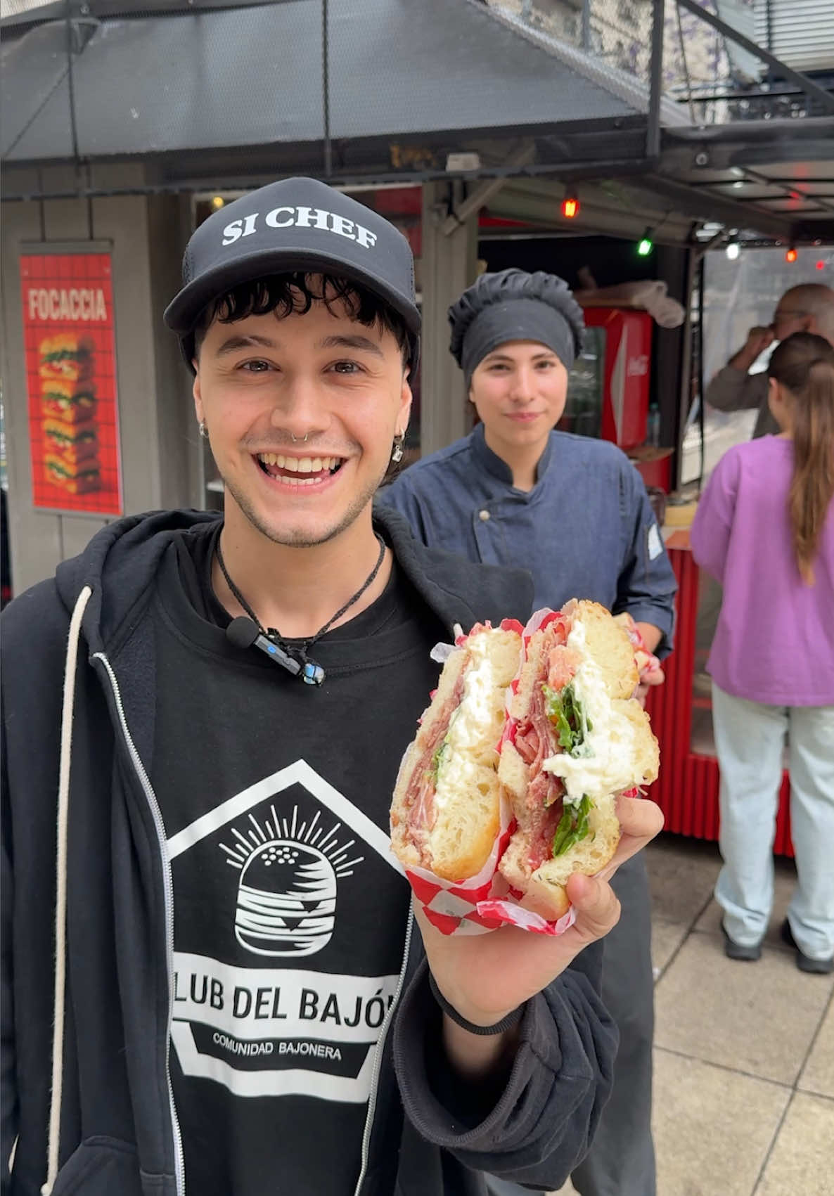 Les presento el sueño de un emprendedor de tan solo 15 años, esto es “La Casetta”, una Focacceria que dirige junto a su papá y una historia enorme 🍽️❤️. Tienen 4 variedades distintas de Focaccia, hacen todo artesanal y valen $13.000 cada una, son bastante grandes 🥖. La dirección es: 📍Avenida Callao 1290 - Recoleta. 👇🏻Menciona @ a tus compañeros de bajón que tienen que ver este video 🍽️🔥🐷