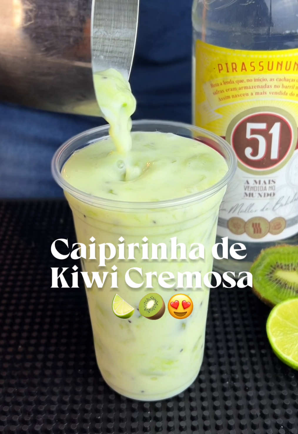 Caipirinha de Kiwi Cremosa 🤤🔥 Receita completa no Guia Secreto do Bartender Caseiro 3.0! Link na bio. 🔗 JÁ MANDA PRA QUEM VAI BEBER ESSE COM VOCÊ! #drinksfaceis #kiwi #caipirinha 