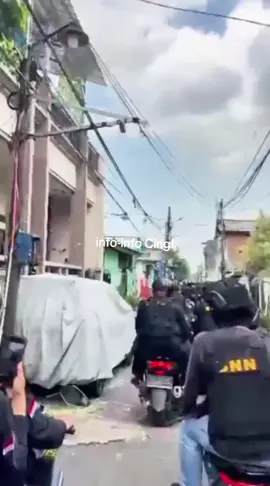 Detik-detik Penggerebekan di Kampung Bahari Diwarnai Kericuhan Operasi gabungan Badan Narkotika Nasional (BNN) dan Polri menggelar operasi penggerebekan di kawasan Kampung Bahari, Jakarta Utara, pada Rabu (5/11/2025) siang. 