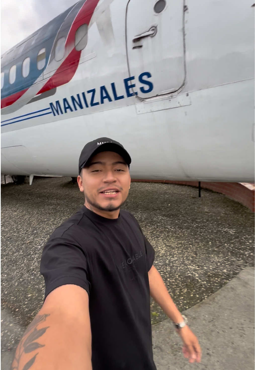 “Entré a un AVIÓN que ahora es un RESTAURANTE 😱✈️🍽️” #avion #mayday #lugaresparavisitar #viajes 