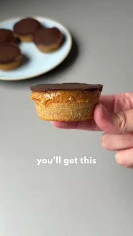 HOMEMADE “TWIX” BITES 🤤🍫 INGREDIENTS: Base:  ▪️200 g (7 oz / 2 cups) almond flour  ▪️4 tbsp honey  ▪️3 tbsp olive oil or coconut oil  ▪️1 tbsp coconut flour or protein powder (optional)  ▪️A splash of milk or plant-based milk “Caramel” Layer:  ▪️50 g (1.8 oz / 3 tbsp) peanut butter  ▪️2 tbsp olive oil or coconut oil  ▪️3 tbsp honey Topping:  ▪️100 g (3.5 oz / ¾ cup) melted dark chocolate ⏳ Time: 10–12 min baking + 2 h freezing  🌡 Temp: 180°C (350°F) STEPS:  1️⃣ Mix all base ingredients until a dough forms.  2️⃣ Press into a muffin or mini muffin mold.  3️⃣ Bake for 10–12 minutes at 180°C (350°F) until lightly golden.  4️⃣ Mix peanut butter, honey, and oil.  5️⃣ Spread over the baked base, then top with melted chocolate.  6️⃣ Freeze for at least 2 hours before removing from the mold. #EasyRecipes #healthydessert #homemadetwix #chocolate #nobake 