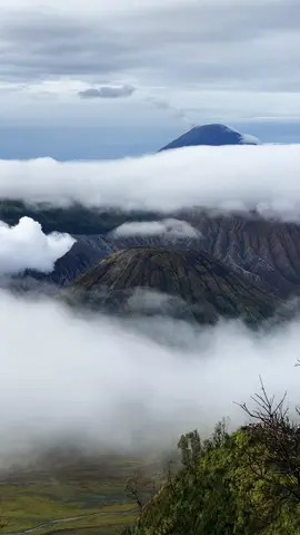 Bromo 6 November 2025 Detik detik bromo menampakkan keindahannya 😻 - Private trip Bromo dm #bromo #fyp #pakejbromo #bromotrip #fgbromo 