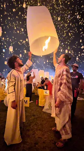 Luzes, desejos e nós dois. O céu nunca pareceu tão perto. #festivaldaslanternas #vira #viagem #tailandia #travel 