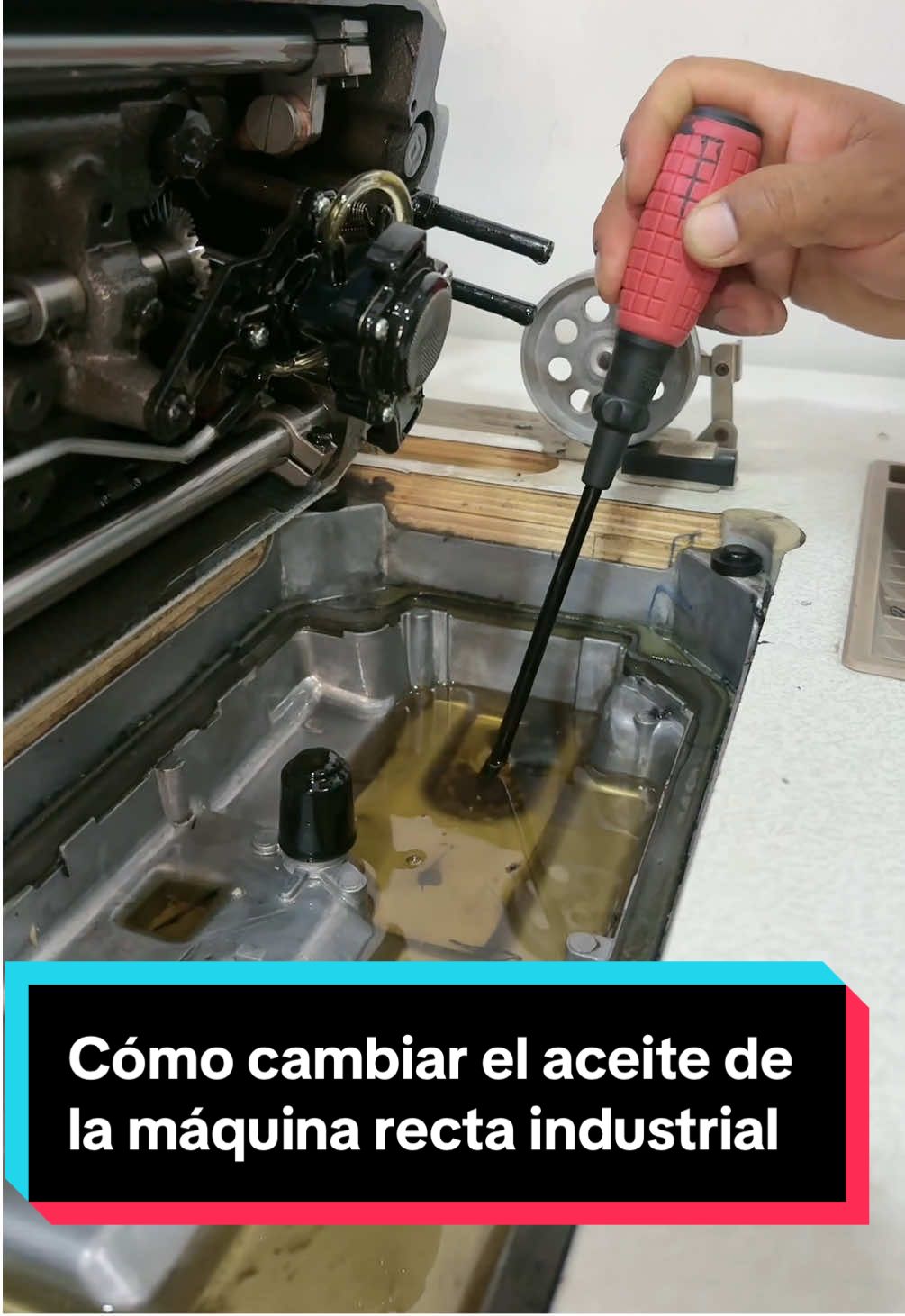 Cómo cambiar el aceite de la máquina recta industrial. #fypシ゚ #confeccionistas #enseñanza #parati #confeccionistas 