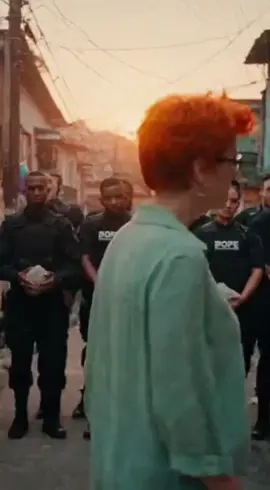 a especialista em segurança acha que pode com umas pedras.  kkkk. meme. #boperj☠️☠️ #operacaopolicial #foryou #noticias #riodejaneiro 