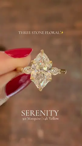 This pretty number is a classic - with a little botanical bliss!💍