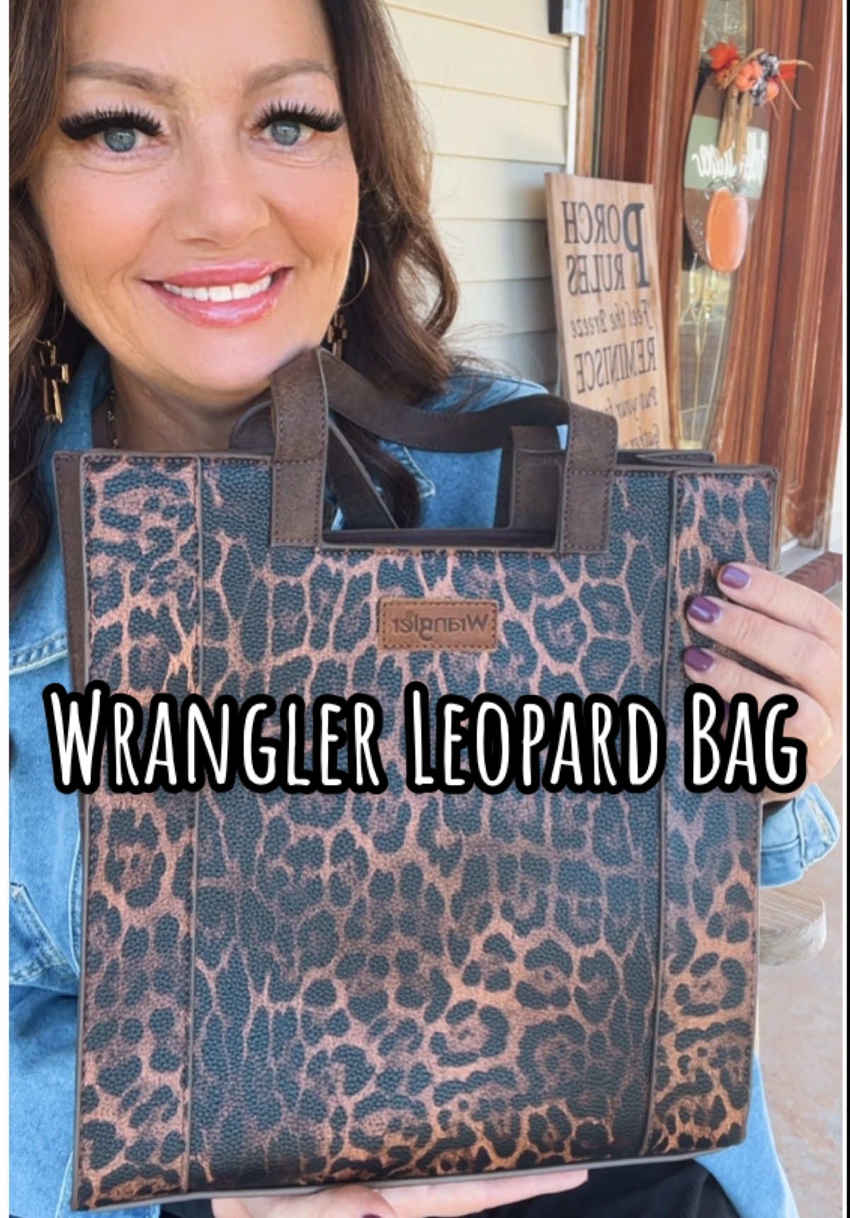 OMGOODNESS 😍🤩 @VaquerasOutfitters has the cutest bags!!! #wranglerpurse #purses #womenspurses #westernstyle #wrangler 