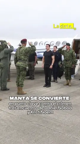 #Tendencia Manta se convierte en punto clave contra el cr1men tras encuentro de Daniel Noboa y Kristi Noem El presidente Daniel Noboa recibió este miércoles a Kristi Noem, Secretaria de Seguridad de los Estados Unidos, en la Base de Manta. La reunión forma parte de la agenda bilateral para fortalecer la cooperación en temas de seguridad, lucha contra el cr1men organizado y desarrollo estratégico. Ecuador y EE.UU. reafirman su compromiso conjunto para proteger la estabilidad y el bienestar de sus ciudadanos, es así como Ecuador avanza en alianzas internacionales para recuperar la paz. @ladataec👈 #ladata #TendenciaPolítica #DanielNoboa #KristiNoem 