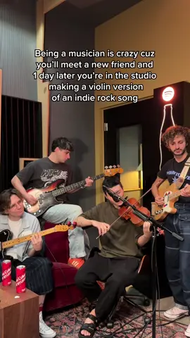 Everyone give it up for @Albert Chang for making Wall sound a hundred times more heart wrenching 😭💔 #indierock #violin #listentothis #livemusic  