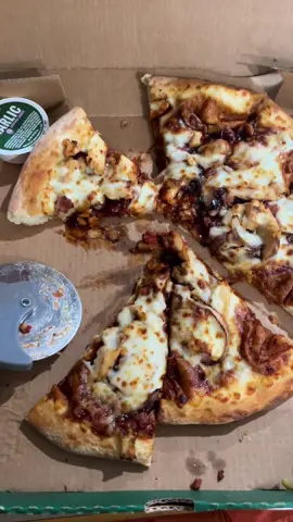 BBQ Chicken pizza gone slappppp every time 😅 @Papa Johns #pizza#papajohns#bbqchicken#food#dinner 