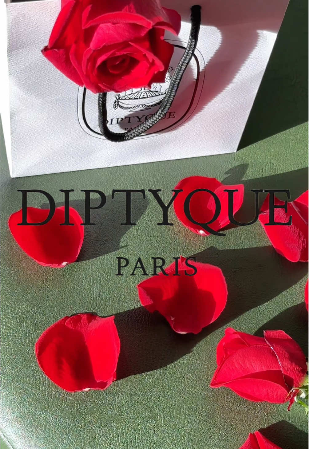 ✨ Wrapped in gold-magic and rose petal dreams 🌹 Meet the limited-edition Eau Rose Holiday Edition — where the emblematic damascena & centifolia roses bloom with lychee, chamomile and artichoke for a winter floral that feels like Paris under twinkling lights.   Bottle on your vanity, perfect for gifting (or keeping 😉) — because a signature scent shouldn’t wait for spring. #Diptyque #EauRose #HolidayEdition #DiptyqueMagic #nicheperfume @diptyque Paris 