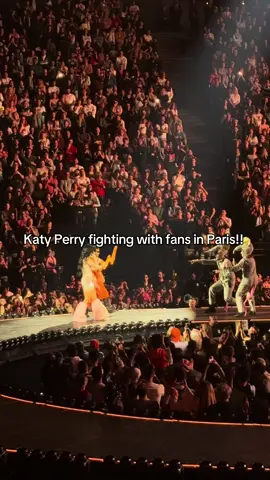 Katy Perry fighting with fans in Paris! 🪩 #katyperry #lifetimestour #lifetimes #enzowtm 