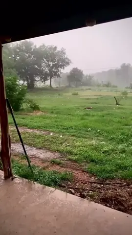 CHUVA DE PEDRA DESTRÓI CASA,VEJA O TAMANHO DISSO!