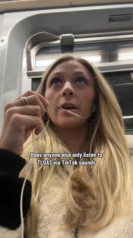Gradually becoming a Taylor swift fan and it all starts with tiktok audios #tloas #thelifeofashowgirl #taylorswift #swiftie #nycsubway 