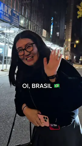 Eu do nada encontrando a Jenny Han e ela mandando oi pro Brasil 🥹🇧🇷💛 #jennyhan #thesummeriturnedpretty #overaoquemudouminhavida #toalltheboys #paratodososgarotosquejaamei 