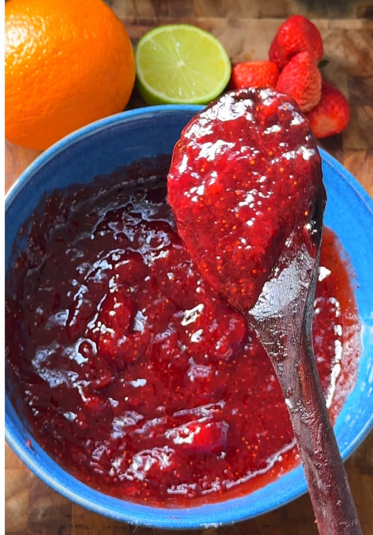 Geleia de Morango com Laranja💛 360g de morango 3/4 de xícara de açúcar Suco de 2 laranjas (usei a Bahia) Raspinhas de 2 laranjas Suco de meio limão ✅ Já salva para não perder #geleias #geleia #geleiademorango #doces #cafedamanhã