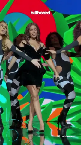 #Anitta subiu ao palco do #TheEarthshotPrize 2025, evento organizado pelo #PrinceWilliam, que acontece nesta quarta-feira (5), no Rio de Janeiro. A cantora foi aplaudida pelo público ao interpretar o clássico “Mas Que Nada”, de #SérgioMendes. (Vídeo: @hugogloss)
