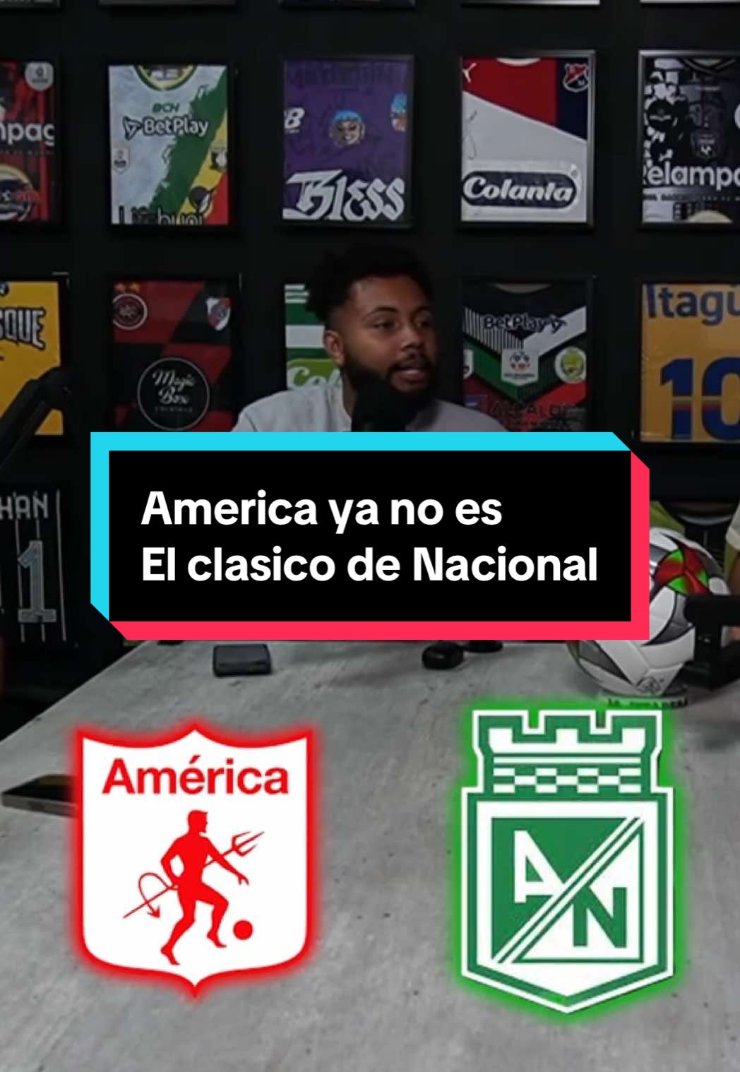 En Chupando Banca debatimos si el América de Cali ya dejó de ser rival para Atlético Nacional ⚽🔥. ¿Sigue siendo el clásico de Colombia o ya perdió toda su rivalidad histórica? 💬🇨🇴 📅 Lunes 6:00 PM en VIVO. @lajotaderapodcast@los_pirateos@jotade.online@elmate.21 #atleticonacional #americadecali #fpc #futbolcolombiano