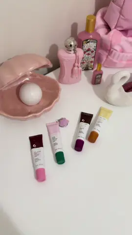 Glossier love 🩷 @glossier  #tiktokmakeup #makeup #tiktok #makeupartist #makeuptutorial #mua #makeuplooks #explorepage #k #makeupideas #tiktokindonesia #wakeupandmakeup #makeuplover #beauty #viralmakeup #muasupport #SmallBusiness #blackownedbusiness #morphebabe #makeupaesthetic #fentybeauty #muaunder #viral #makeuplook #eyeshadowideas #bossbabe #businesswoman #igtvmakeup #femaleentrepreneur #futuremillionarie