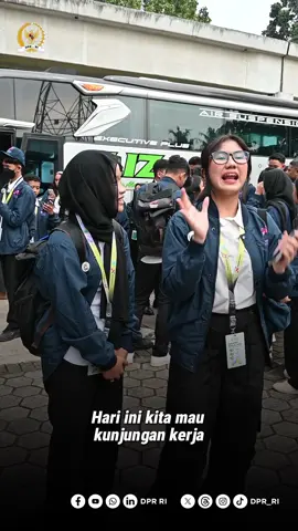 Parlemen Remaja 2025 dinilai menjadi wadah penting dalam menumbuhkan pemahaman politik dan membentuk generasi muda yang kritis serta beretika digital. Wakil Ketua BURT DPR RI Desy Ratnasari menyebut program ini inovatif karena mengenalkan dunia parlemen dengan cara yang sesuai gaya remaja, sekaligus menanamkan nilai-nilai partisipasi politik dan tanggung jawab bermedia sosial. Sementara itu, Ketua Komisi II DPR RI Rifqinizamy Karsayuda mengapresiasi semangat para peserta yang dianggap sebagai calon pemimpin masa depan. Ia mendorong agar Parlemen Remaja terus diselenggarakan setiap tahun dengan kualitas yang semakin baik dan melahirkan jejaring alumni sebagai mitra DPR di daerah. Keduanya sepakat, Parlemen Remaja bukan sekadar ajang edukasi politik, melainkan ruang pembinaan generasi muda agar cerdas berpolitik, bijak bermedia sosial, dan siap menjadi bagian dari masa depan demokrasi Indonesia.