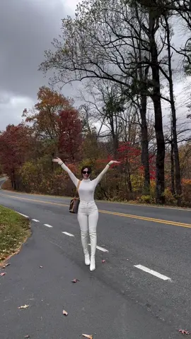 Thời tiết này phải ôm mới hết yếu. Phải yêu mới hết ốm 🤣😂