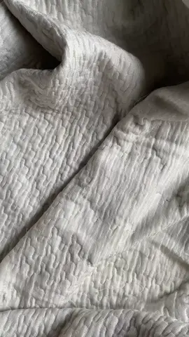 📸 Nikon Coolpix 2200 Digital Camera Iraq Specifications: Model: Coolpix 2200 Brand: Nikon Image Resolution: 2.0 Megapixels Lens: Zoom-Nikkor 4.7–14.1mm f/2.8–4.9 (3x optical zoom) Max Image Size: 1600 × 1200 pixels Sensor Type: 1/3.2-inch CCD sensor Display: 1.5-inch LCD screen Storage: SD / MMC memory card support Flash: Built-in Power: 2 × AA batteries Body Color: Silver Weight: Approx. 150g (without battery) Highlights: Compact and lightweight design Simple and easy to use — perfect for beginners Great for vintage-style photography and daily moments Durable Nikon build quality 💰 Condition: Used / Good working condition 🎁 Ideal for: Collectors, vintage camera lovers, or casual everyday use