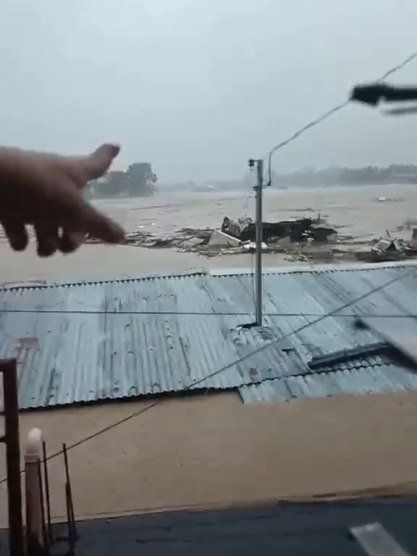 น่าสงสาร ผู้ประสบภัยลอยอยู่บนซากปรักหักพังกลางน้ำ แต่ไม่มีใครสามารถช่วยได้ นี่แค่อย่างไม่เป็นทางการตอนนี้ ก็มีคนเสียชีวิตเกิน 100 คนไปแล้ว จากพายุใต้ฝุ่น 