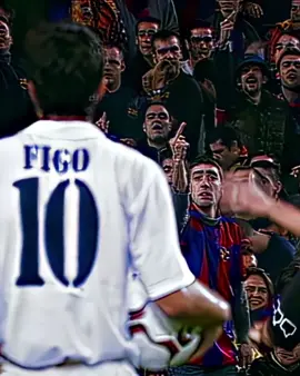 🥶❌día que luis figo regresó al camp nou 🥶🥶 Tras su polémico traspaso del FC Barcelona al Real Madrid en 2000, los disturbios más significativos contra Luis Figo ocurrieron en el Camp Nou, el estadio del Barcelona, no en el Santiago Bernabéu. El incidente más notorio sucedió el 23 de noviembre de 2002, en el partido conocido como el Clásico del cochinillo.  #campnou #barcelona #barcelonasportingclub #luisfigo🇵🇹 #figo 
