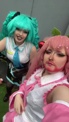 #BBNOMONEY | pre concert tings >:3 Y’all like my bibinos cosplay? Feat Arcade / @bunnybat.cos  @bbno$  #bbnomiku #concert #bibinos #cosplay 