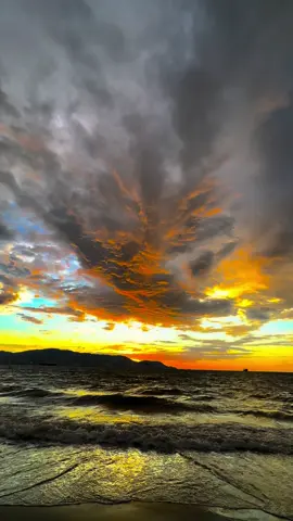 Sunset🌅🌅🌅🤎🤎🤎 #sunset🌅🌅🌅myfavoriteview😍  #sunset🌅🌅🌅lover🦋🤎🦋🤎🦋  #healing_through_nature🔥🦋🦋🔥  #fypシ゚viral🖤tiktok☆♡🦋myvideo🤗foryou🩶🩶🩶💛💛💛🤎🤎🤎